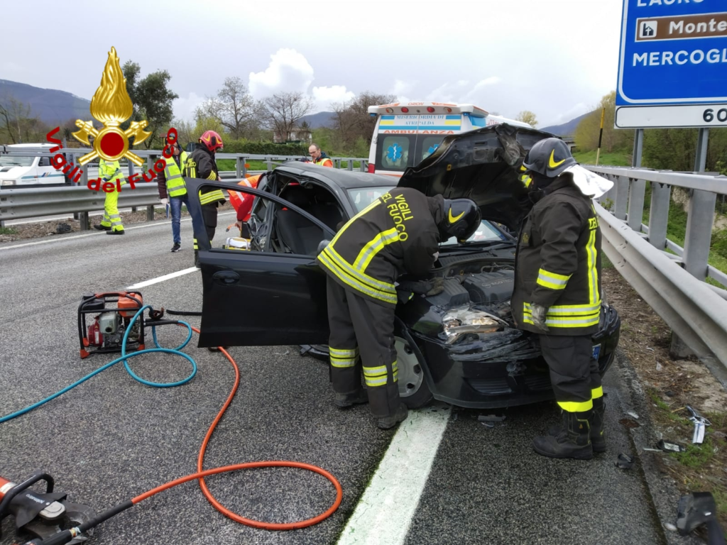 Mercogliano Scontro Tra Auto E Furgone Sull A Feriti Portati All