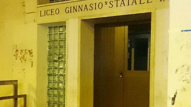 Ennesimo raid al liceo “Giannone”