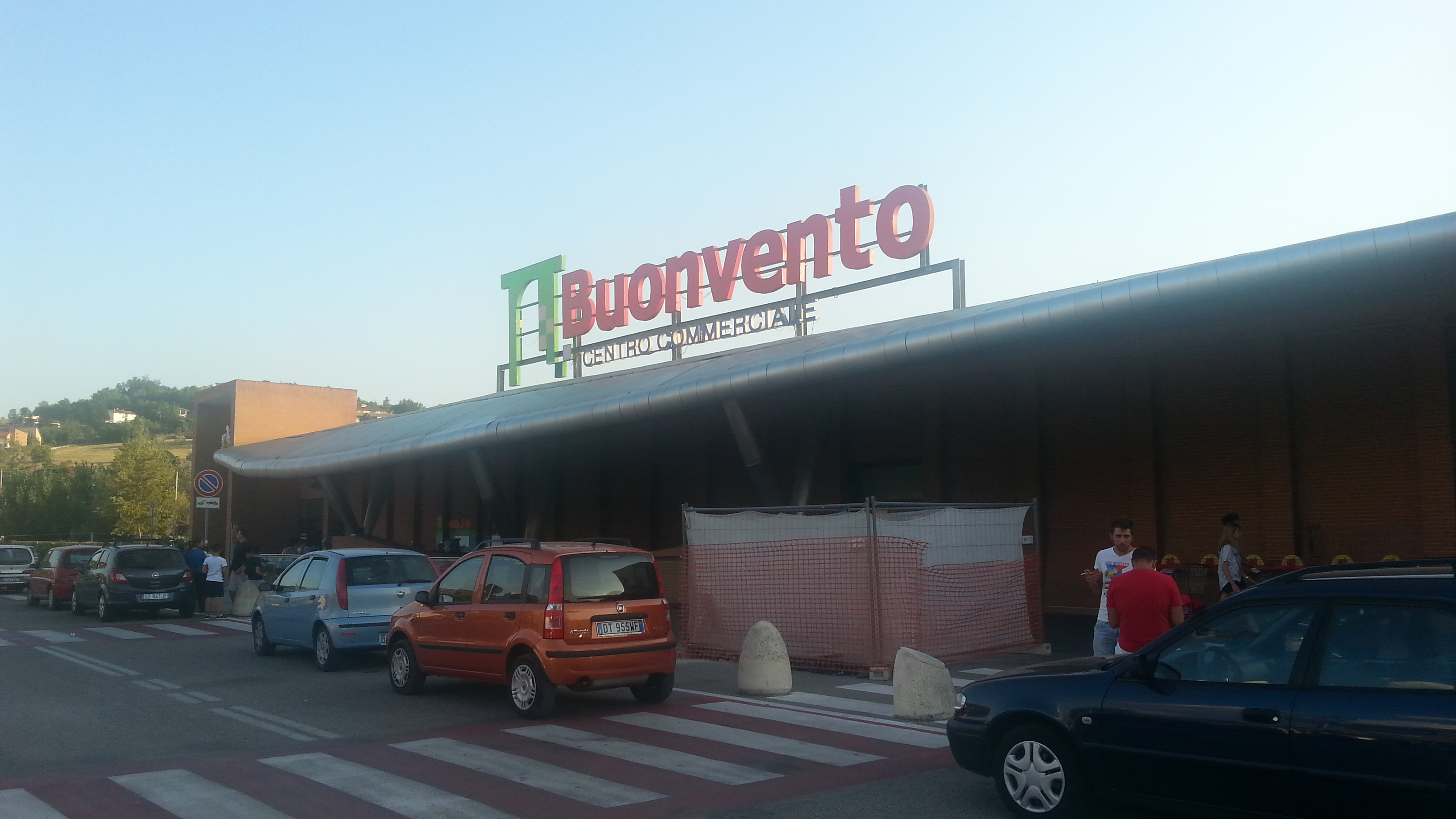 Benevento| Ruba orologio al centro commerciale Buonvento e si scaglia contro gli agenti,arrestato 23enne