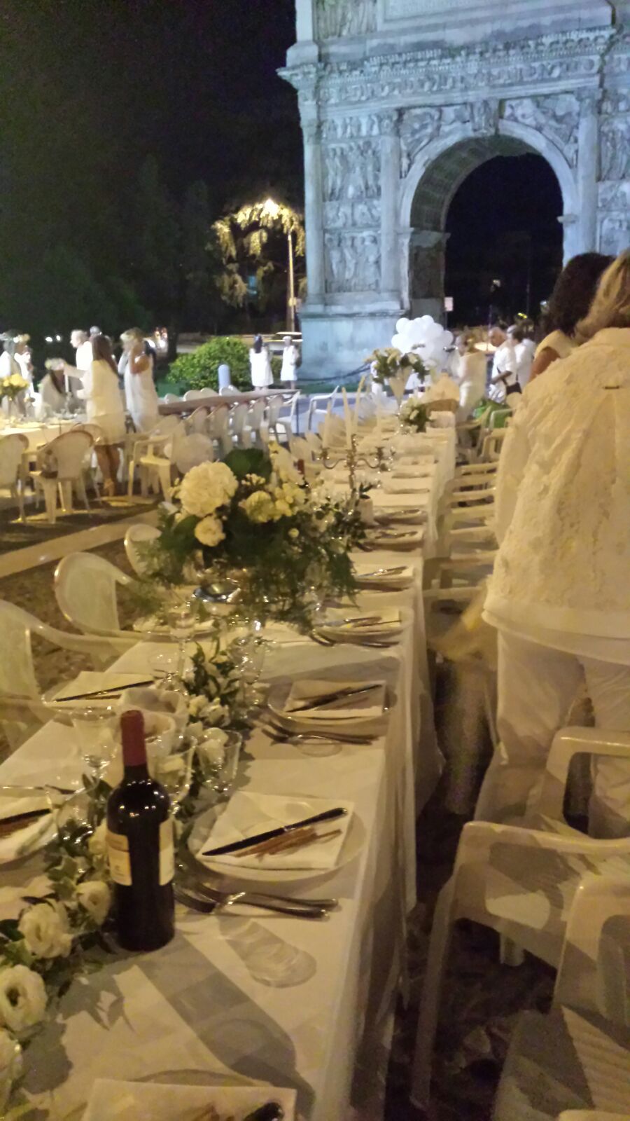 Cena in bianco, ouverture di Città Spettacolo