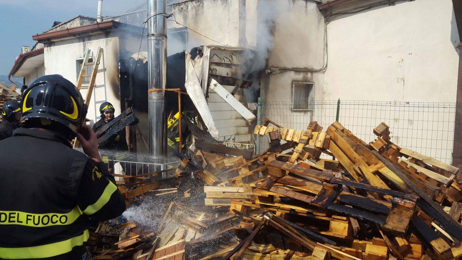 Benevento| Fiamme in via Paolo VI, a fuoco casupola di legna