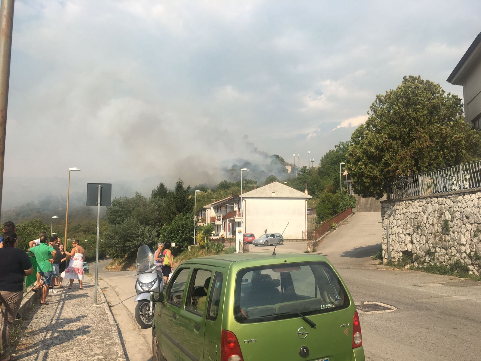 Altavilla Irpina| Fiamme vicino ai binari, sospesa linea Benevento-Avellino