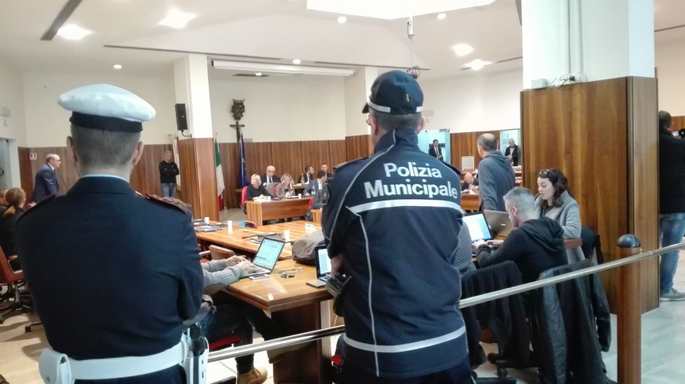 Avellino| Polizia e carabinieri in aula: scontro in consiglio