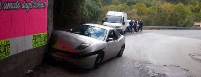 Avellino| Incidente rocambolesco in via Scrofeta: tre feriti