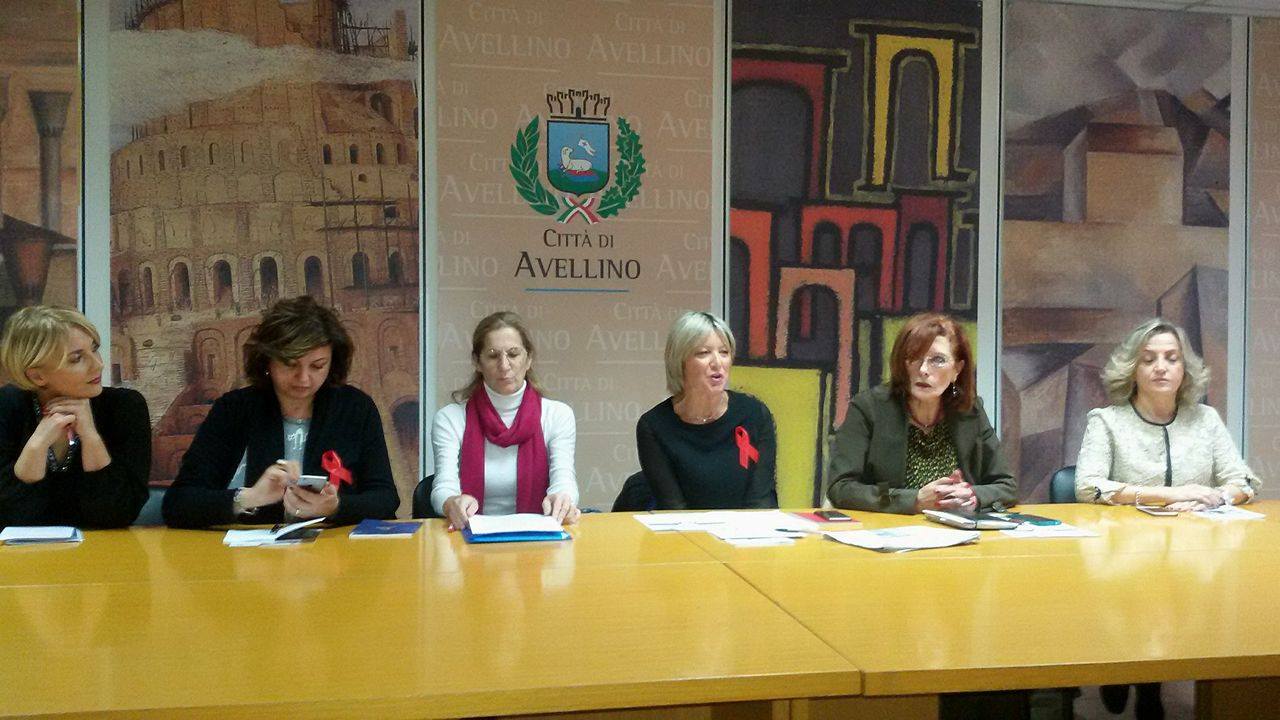 Avellino| Due panchine rosse per le donne