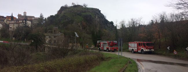 Reino| Frana sul ponte: intervento dei Vigili del Fuoco per albero pericolante