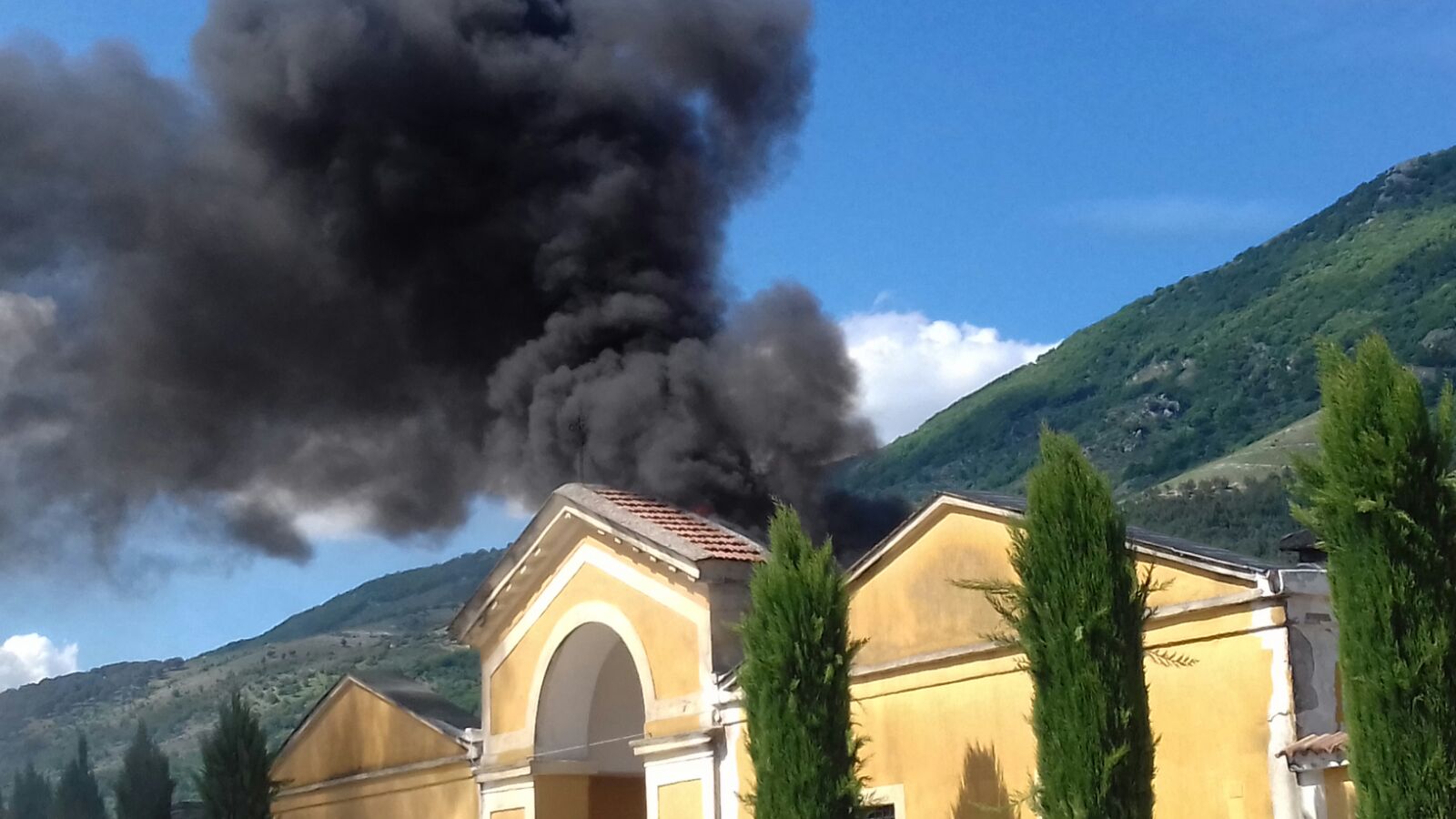 Bucciano| Incendio al cimitero di Bucciano: fiamme domate dai VV.FF. di Bonea