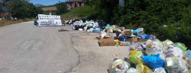 Benevento| Interinali Asia,striscione nei rifiuti di contrada Serretelle