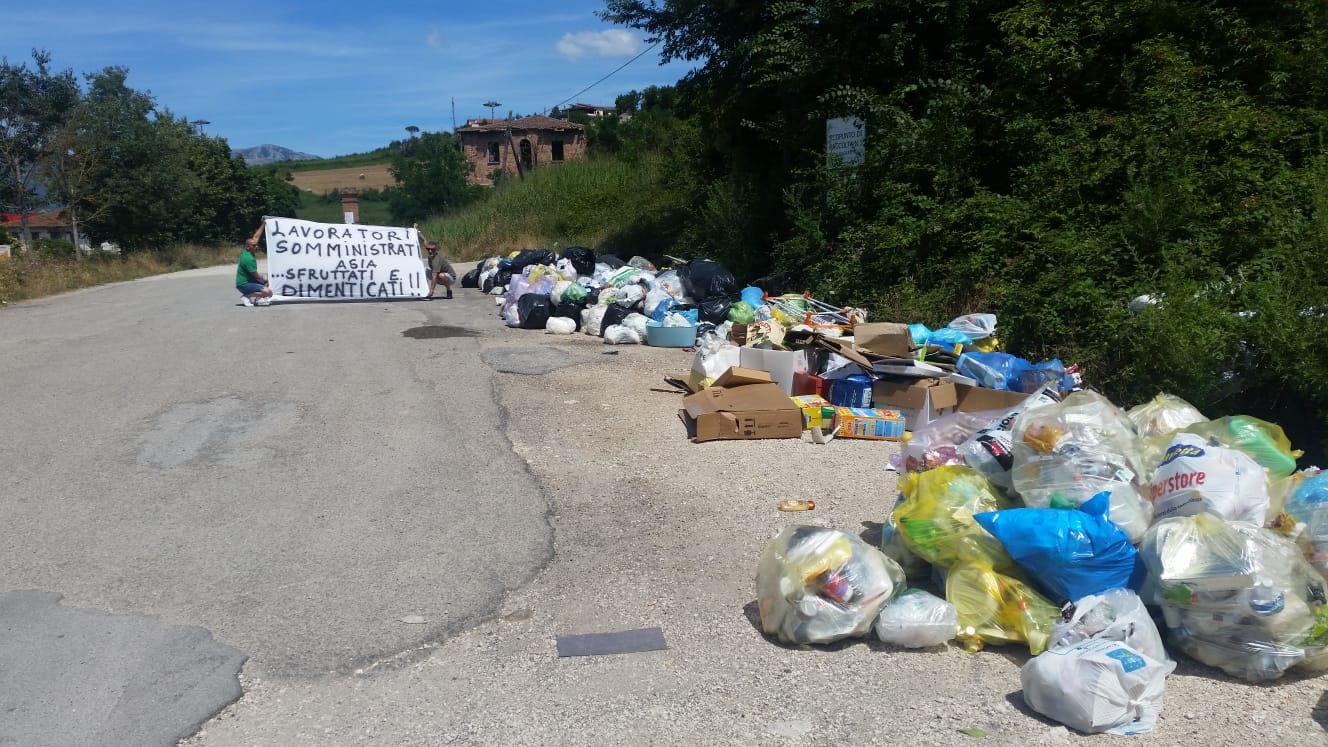 Benevento| Interinali Asia,striscione nei rifiuti di contrada Serretelle