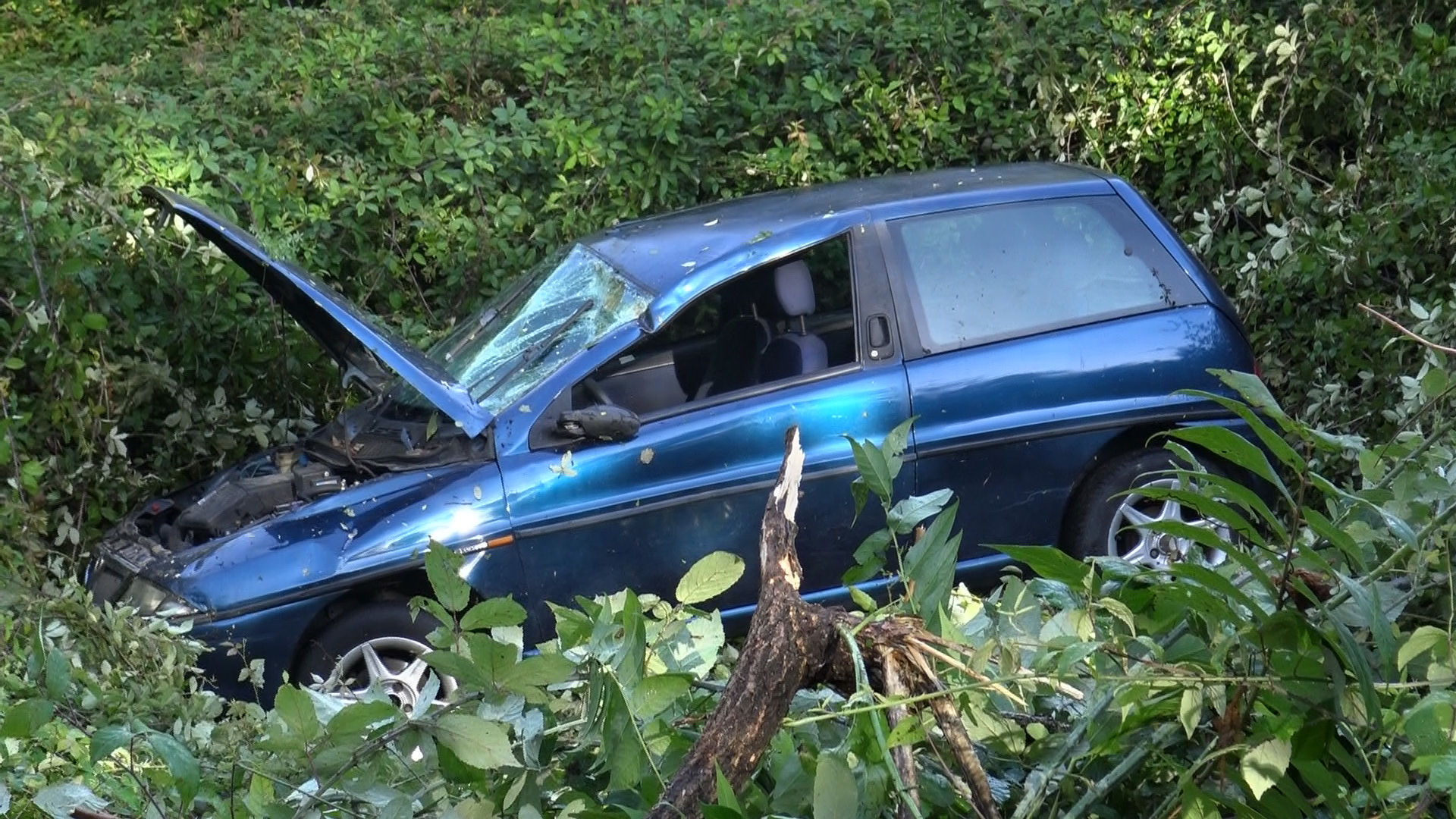 Sant’Angelo a Cupolo| Auto in una scarpata