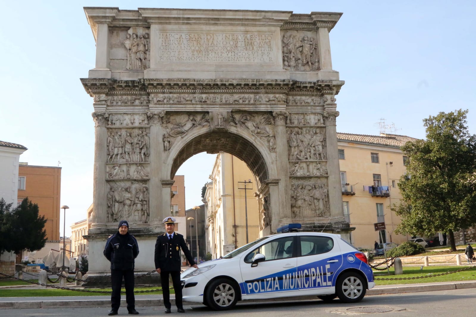 Benevento| Ancora multe per soste selvagge all’Arco di Traiano