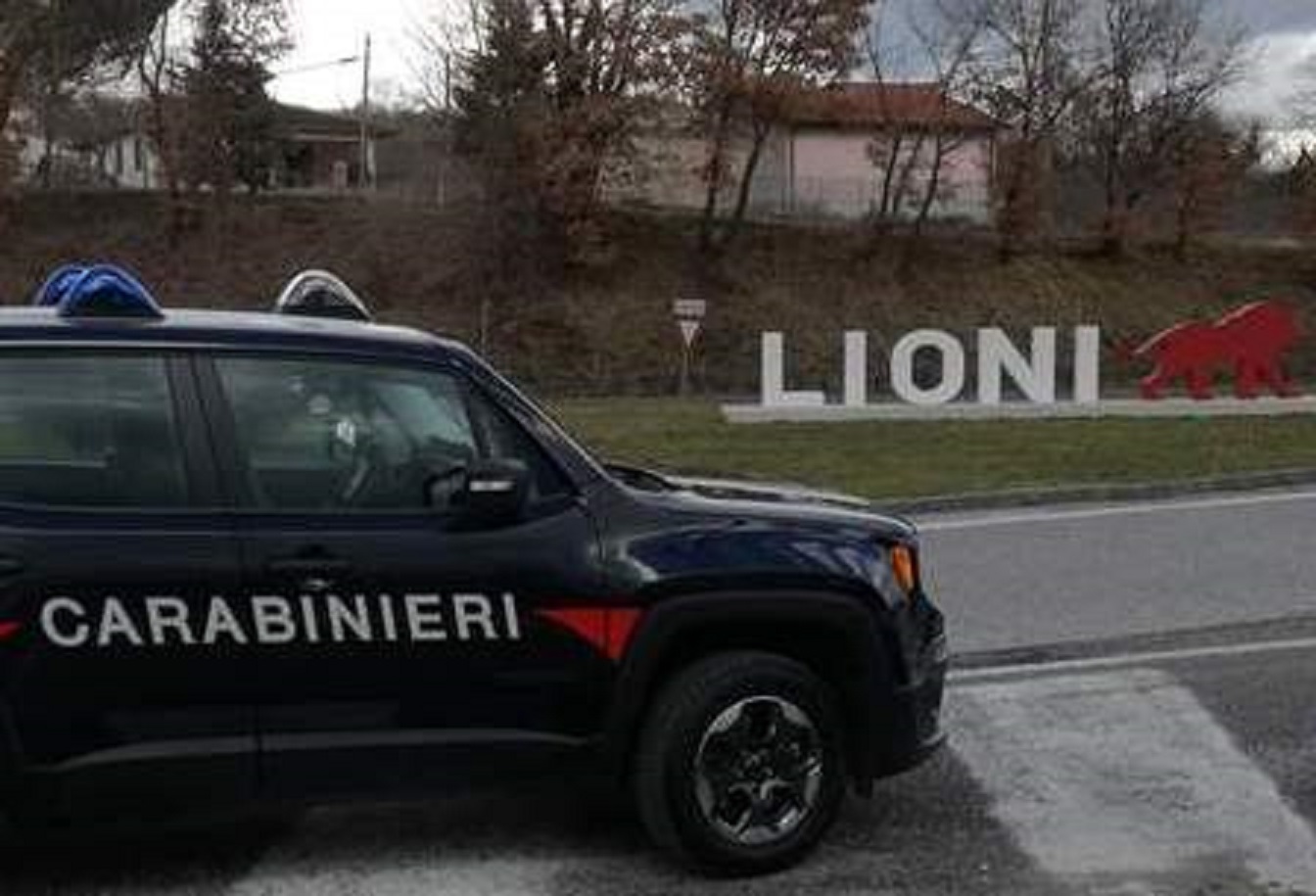 Lioni| Nascondeva droga nella specchiera e tra le pentole: 30enne denunciato