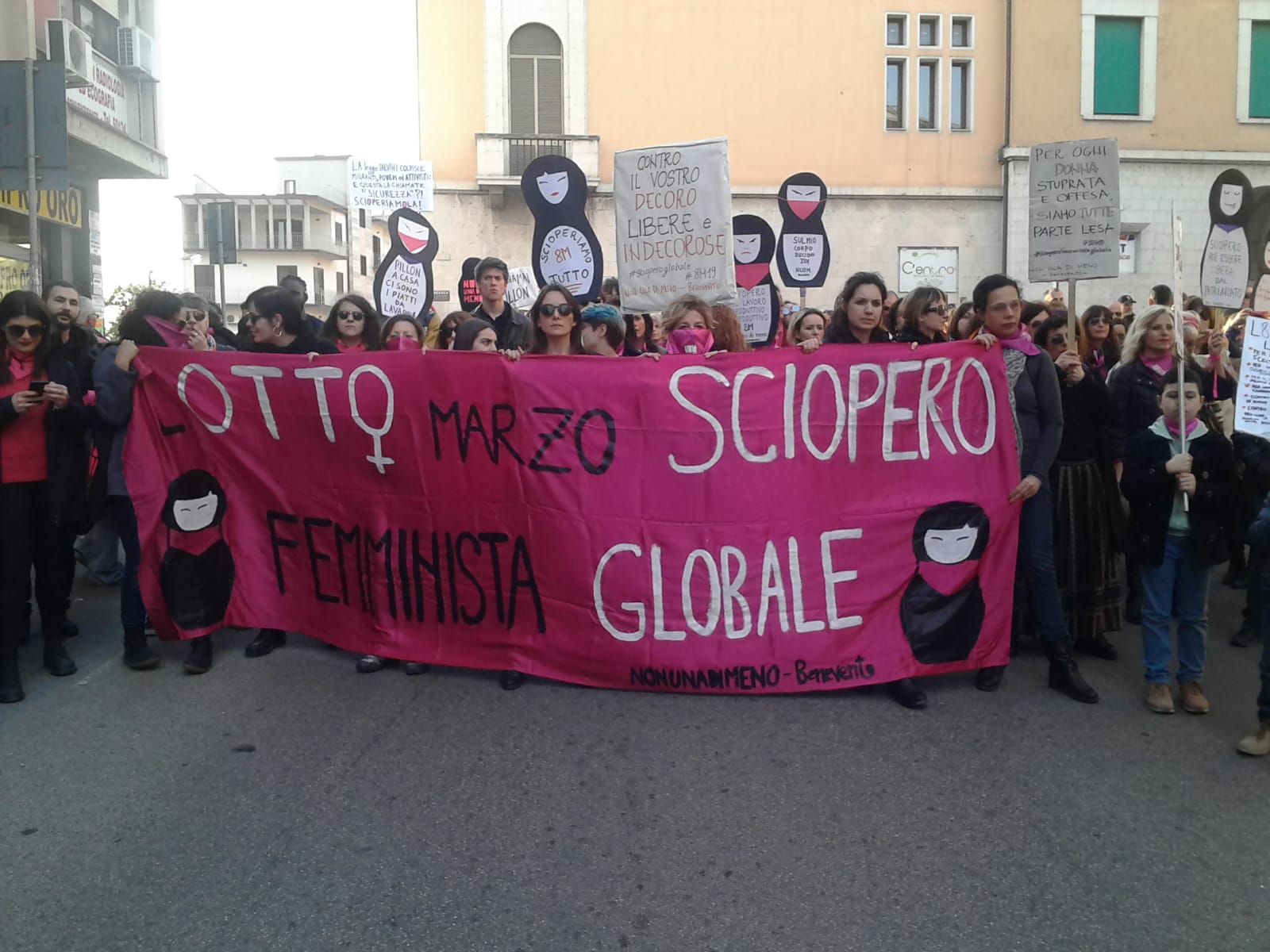 Benevento| 8 Marzo, il corteo di “Non una di meno”: ma più botte e umiliazioni