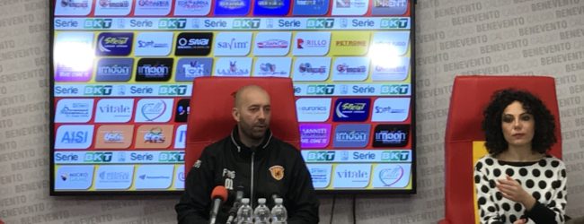 Benevento, Bucchi: “Per vincere bisogna anche “sporcarsi le mani”. Saremo in ritiro, non vogliamo lasciare nulla per strada”