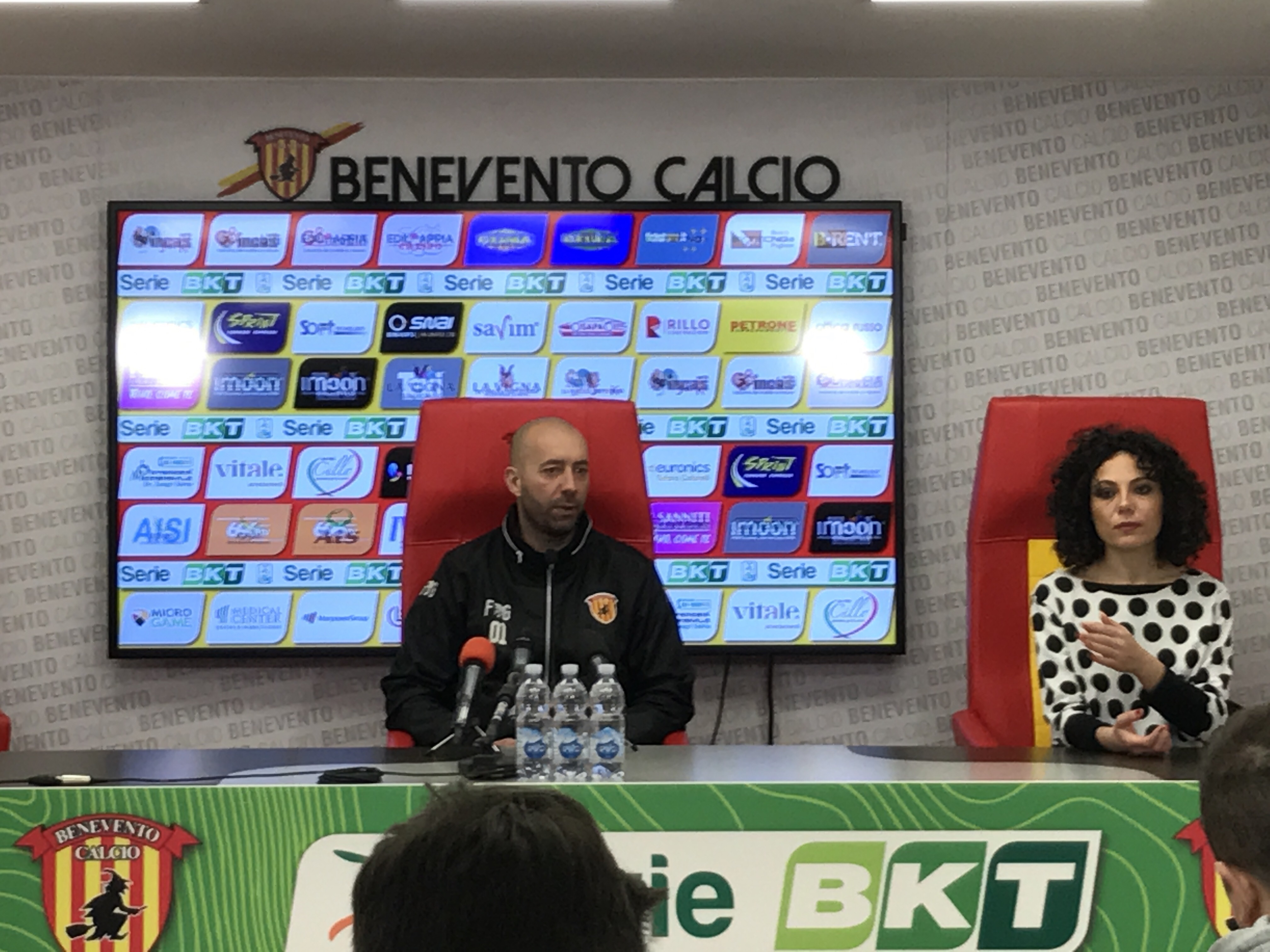 Benevento, Bucchi: “Per vincere bisogna anche “sporcarsi le mani”. Saremo in ritiro, non vogliamo lasciare nulla per strada”