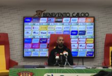 Benevento, Bucchi: “Sconfitta immeritata, arrabbiato anche per l’arbitraggio”