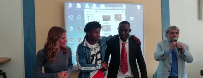 Benevento| Gli studenti del “Galilei Vetrone” incontrano i migranti. Due ragazi del Gambia: “Siamo cittadini del mondo”