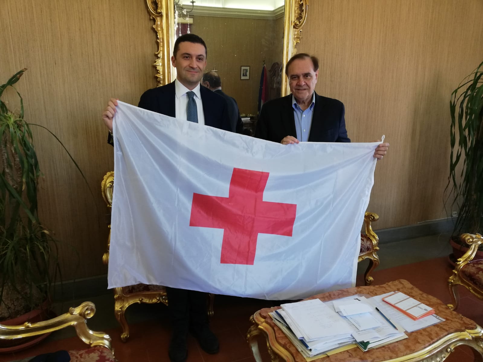 Benevento| Consegnate le bandiere della Croce Rossa Italiana al sindaco Mastella