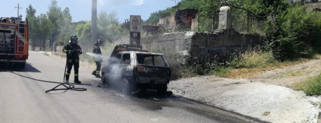 Cautano, auto in fiamme: solo tanto spavento per il conducente