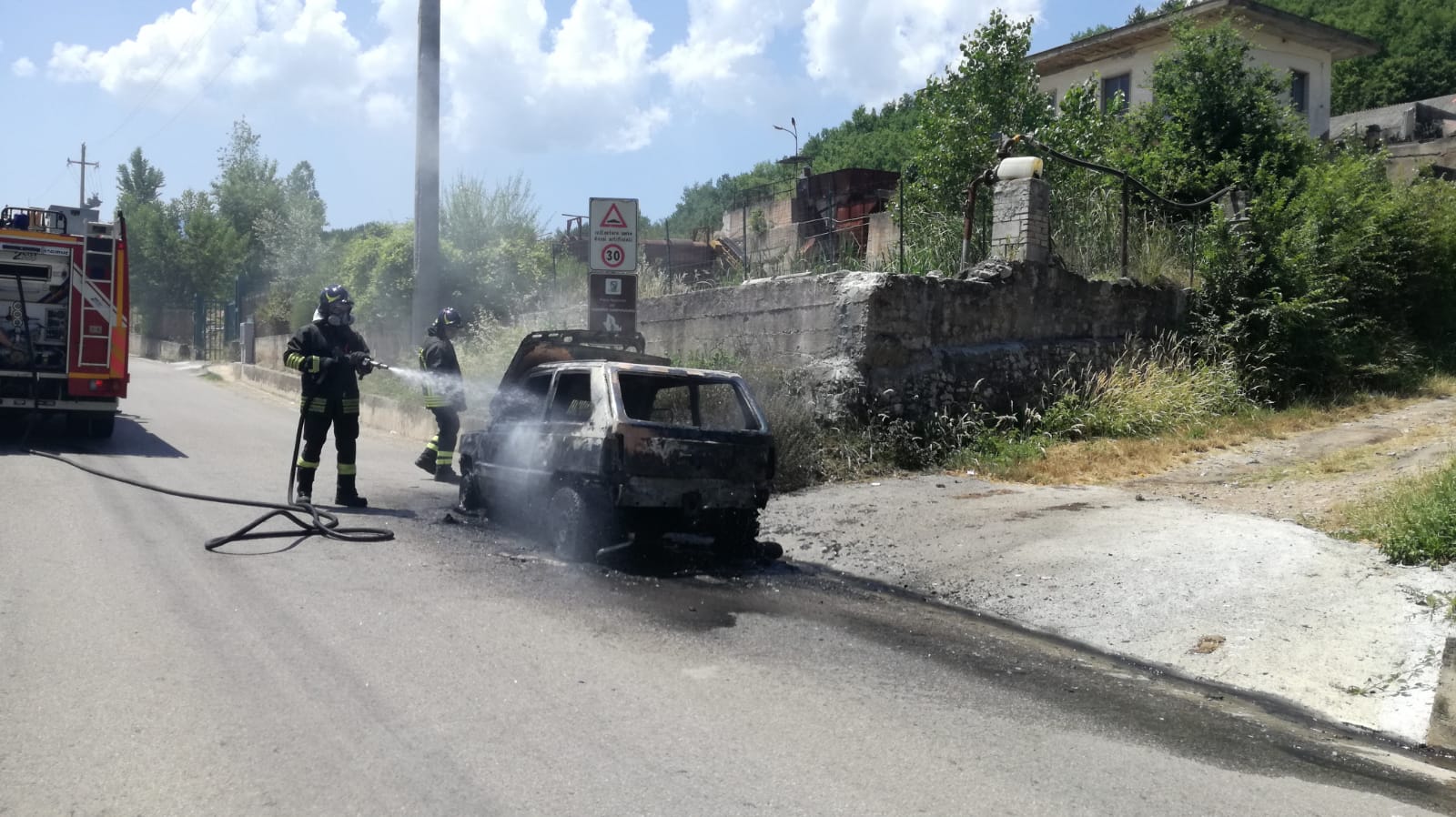 Cautano, auto in fiamme: solo tanto spavento per il conducente