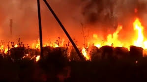 Nella notte a fuoco ecoballe a Pietrelcina