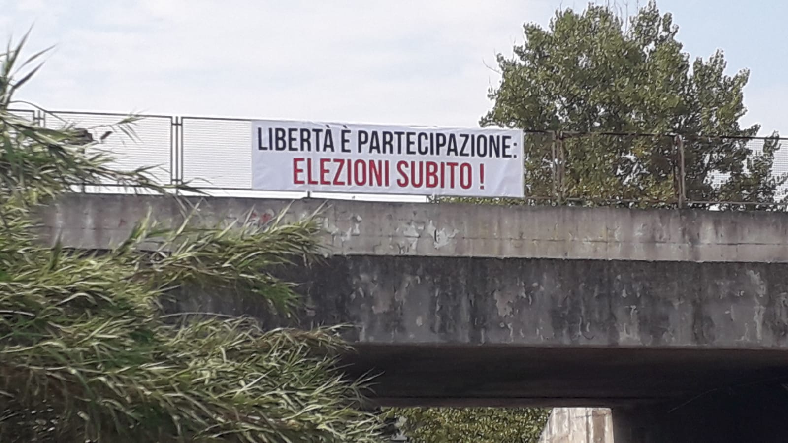 Benevento| Crisi Governo, striscione contro l’intesa PD-M5S