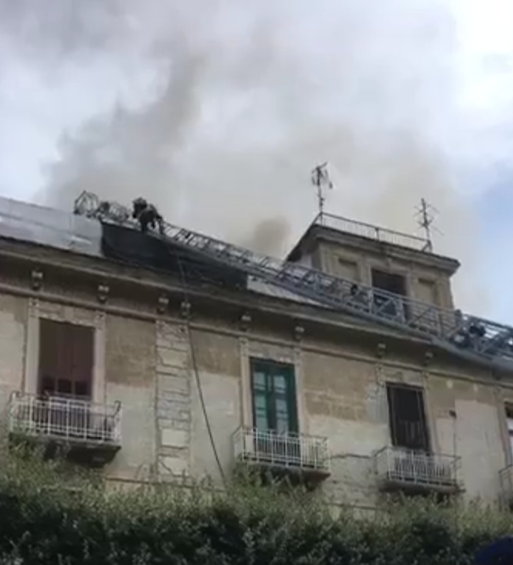 Benevento| Fuoco sul terrazzo di un edificio, intervengono i Vigili del Fuoco