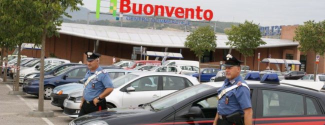 Furto e ricettazione nel centro commerciale “Buonvento”, fermate quattro persone