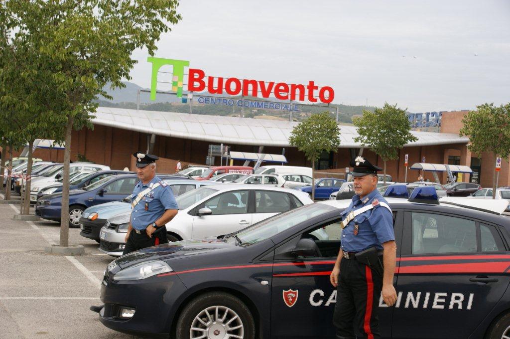 Furto e ricettazione nel centro commerciale “Buonvento”, fermate quattro persone