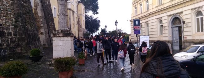 Benevento| Sicurezza scolastica, studenti dell’Alberti in piazza