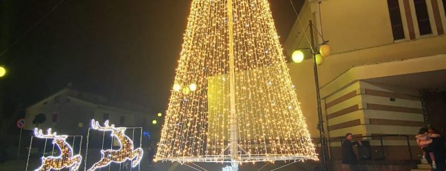 Puglianello| Natale, grande folla per l’accensione dell’albero piu’ grande della Valle Telesina