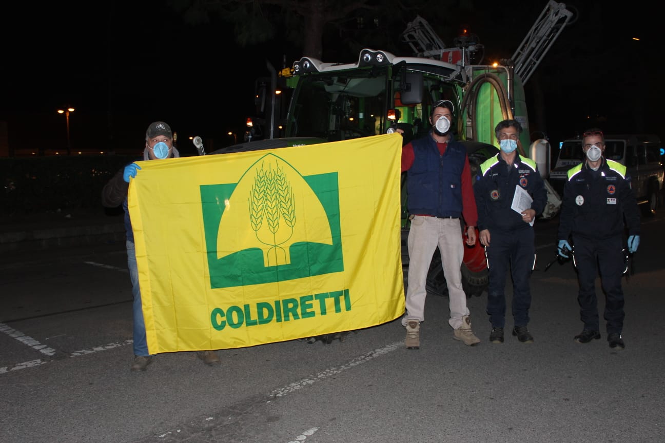 Coronavirus, i trattori della Coldiretti mobilitati per sanificare le strade