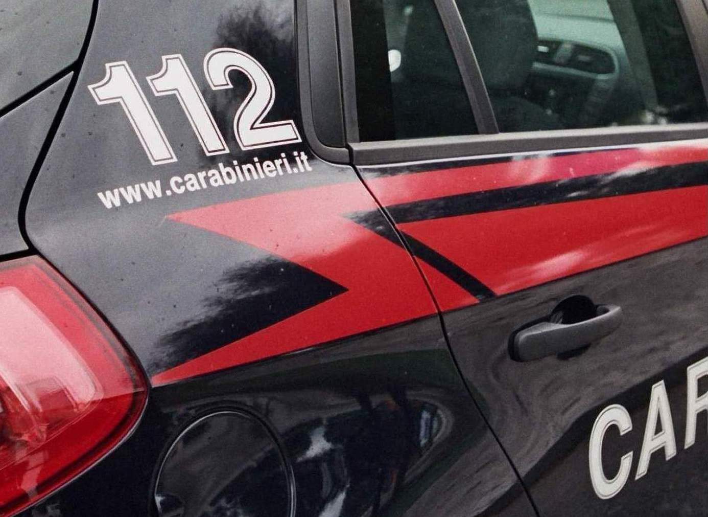 Utilizza Facebook per vendere merce falsa: i Carabinieri di Lauro denunciano 40enne di Napoli