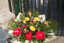 Santa Croce del Sannio| Pasqua, sindaco Di Maria colloca fiori dinanzi al Cimitero comunale