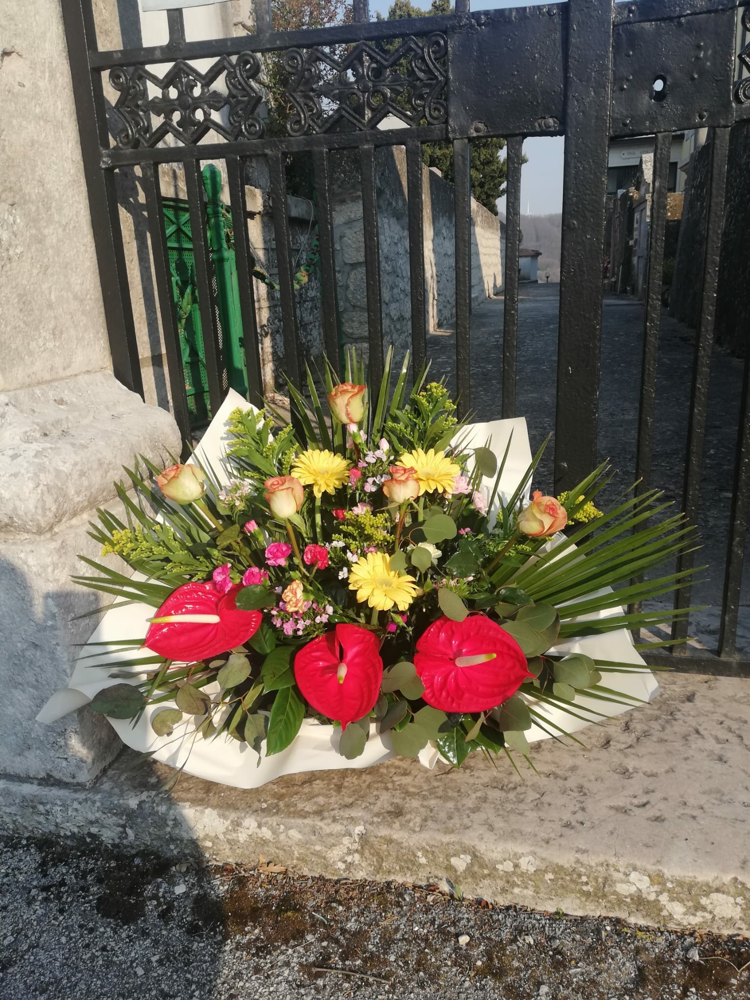 Santa Croce del Sannio| Pasqua, sindaco Di Maria colloca fiori dinanzi al Cimitero comunale