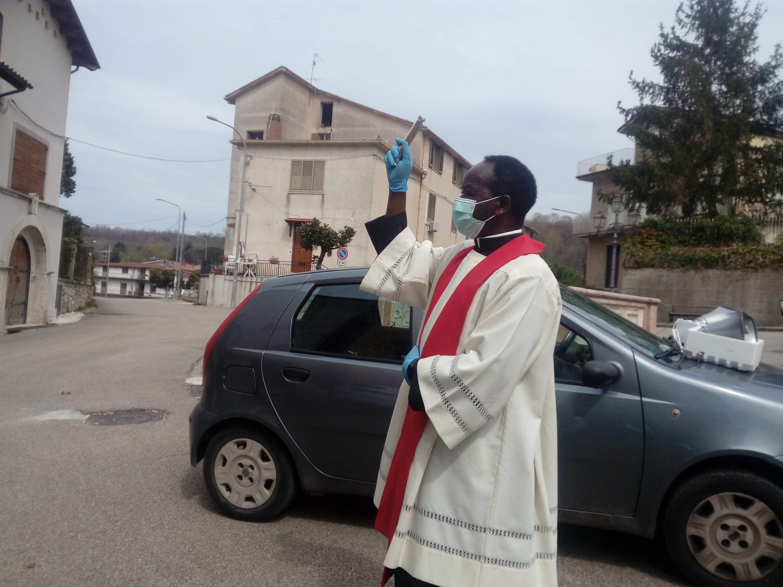 Arpaise, Terranova, e Tufara Valle, il parroco benedice le Palme per le vie del paese