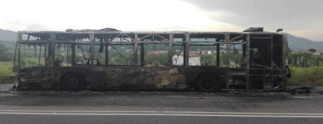 Autobus distrutto dalle fiamme lungo la Telesina, nessun ferito