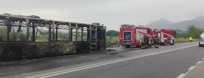 Pullman in fiamme lungo la Telesina, si ipotizza guasto di natura elettrica