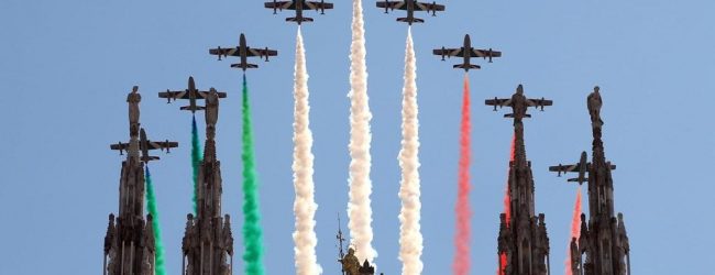 Le Frecce Tricolori sorvolano l’Italia in ricordo delle vittime del Covid