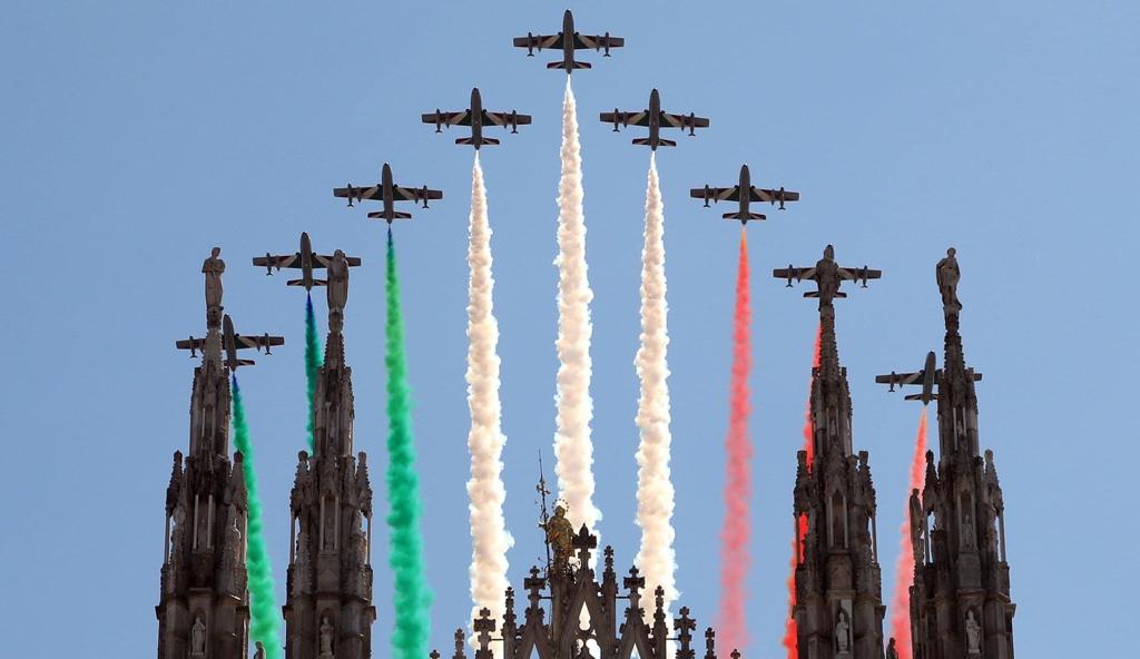 Le Frecce Tricolori sorvolano l’Italia in ricordo delle vittime del Covid