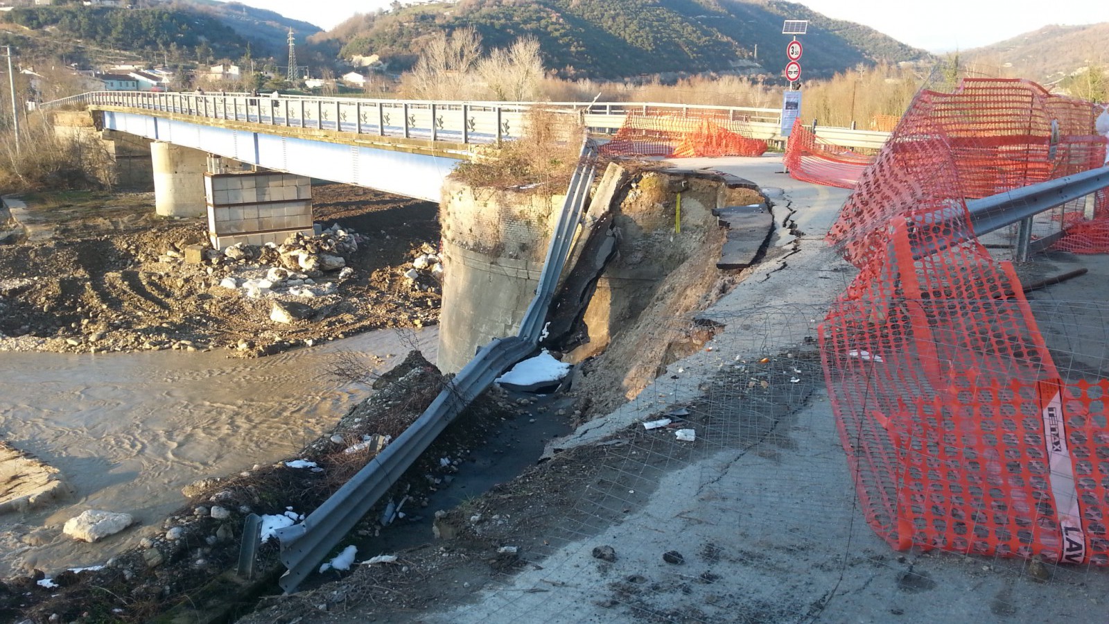 Apice| Ponte fiume Ufita, 24 giugno transito di trasporto eccezionale travi su S.P 27