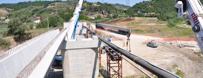 Apice| Varata la prima trave per il nuovo ponte sul fiume Ufita