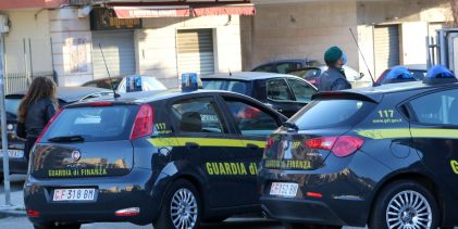 Intensificati i controlli della Guardia di Finanza ad Avellino: sequestrati addobbi natalizi e materiale pirotecnico