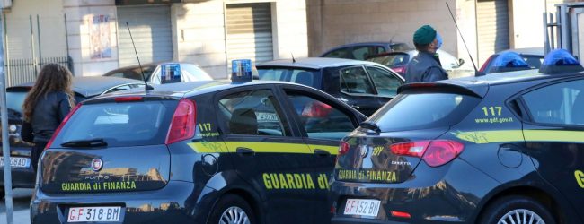 Intensificati i controlli della Guardia di Finanza ad Avellino: sequestrati addobbi natalizi e materiale pirotecnico