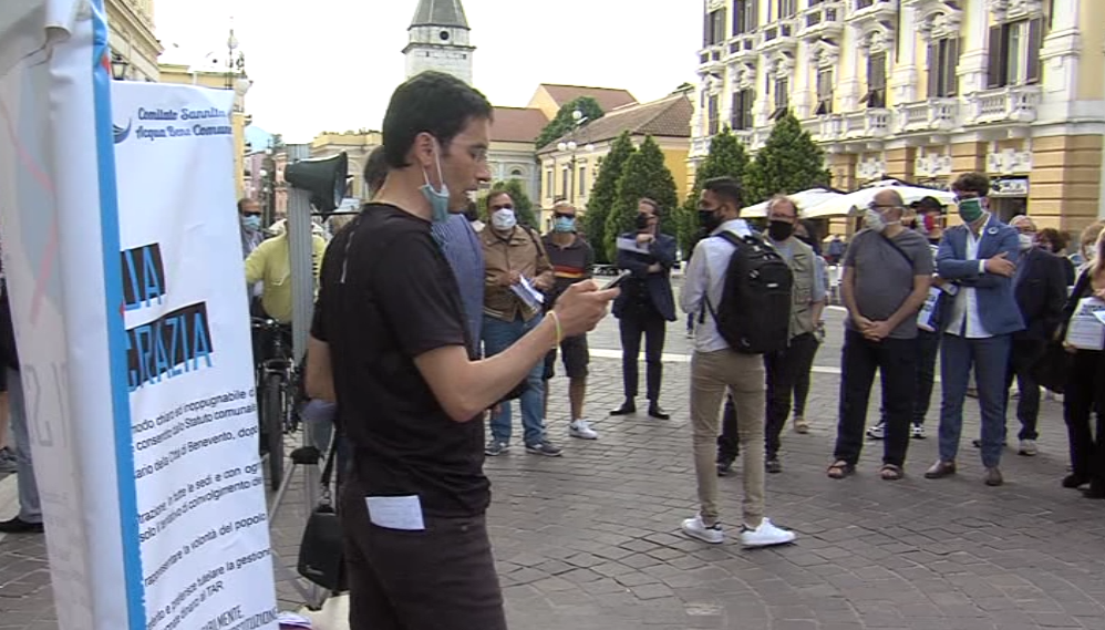 Benevento| ABC, protesta “funebre” a sostegno dell’acqua pubblica