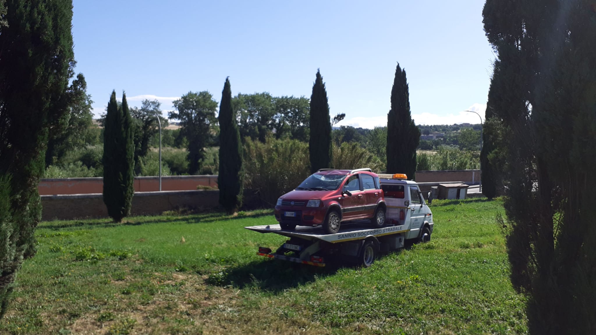 Benevento| Incidente in via dei Longobardi, auto finisce nel terreno, paura per una 55enne/FOTO