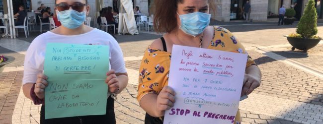 “Priorita’ alla scuola”, anche Benevento aderisce al flash mob nazionale/FOTO E VIDEO