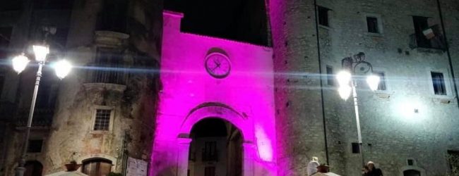 Taurasi| Lotta contro il cancro al seno, a Taurasi si illumina il monumento simbolo