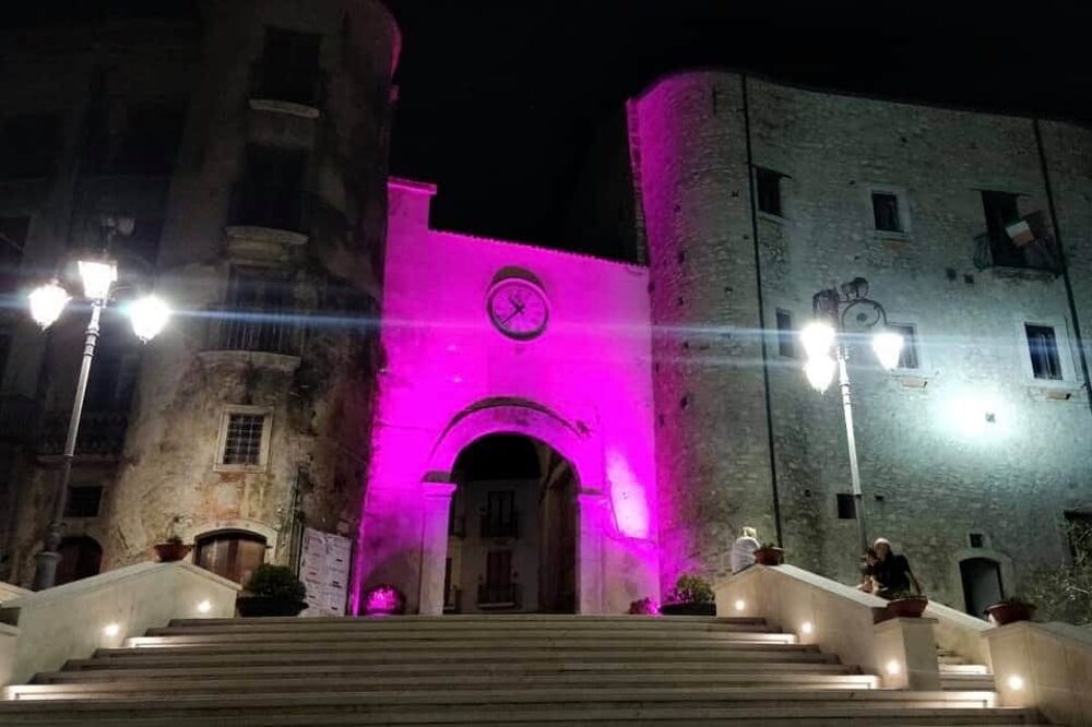 Taurasi| Lotta contro il cancro al seno, a Taurasi si illumina il monumento simbolo