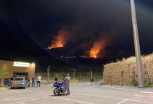 Incendio alle porte di Benevento, vigili del fuoco a lavoro fino a tarda notte